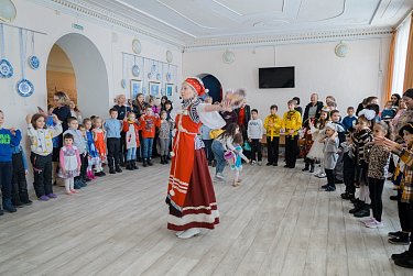 Подарки, новогодний спектакль, Дед Мороз и Снегурочка…